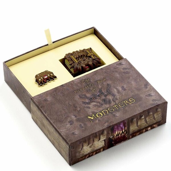 HARRY POTTER - Gift Set Monster Book - Keychain &amp; Pin Badge