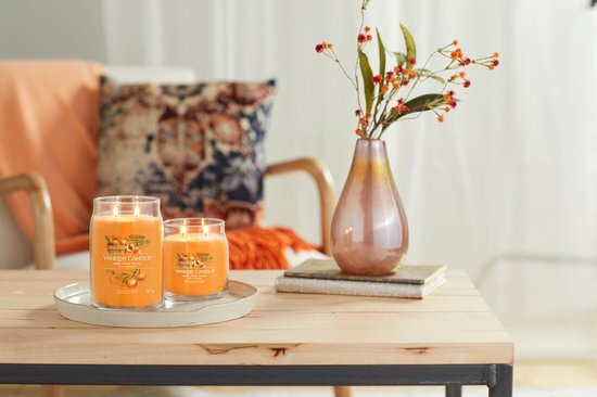 Yankee Candle - Farm Fresh Peach Signature Medium Jar