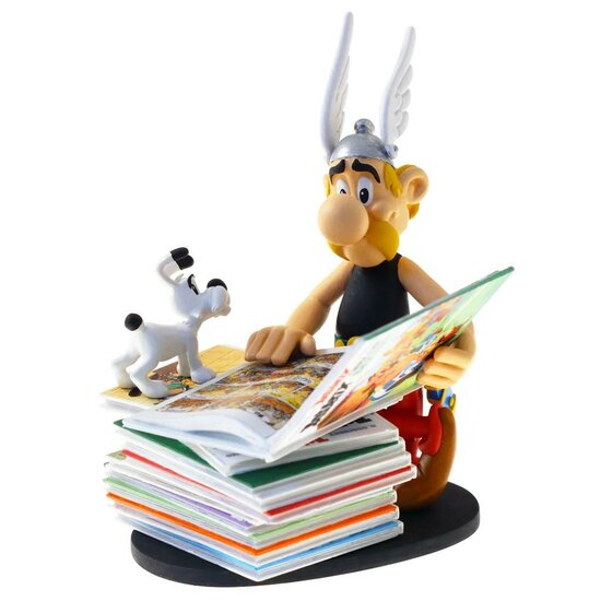 ASTERIX &amp; OBELIX - Asterix looking at pile of comics - figure 22.5cm