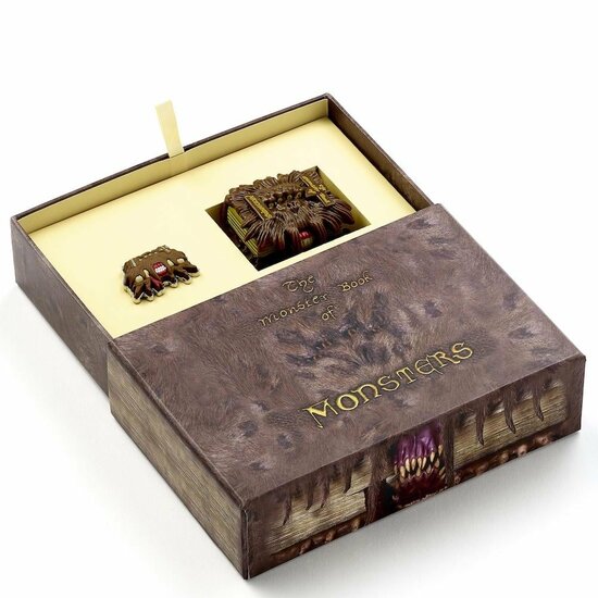 HARRY POTTER - Gift Set Monster Book - Keychain &amp; Pin Badge