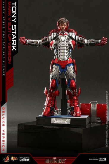 MARVEL - Tony Stark (Mark V Suit Up) Deluxe - Action Figure 31cm
