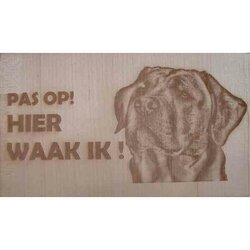 Hier Waak ik Labrador  25x15 Cm ( Berkenhout )