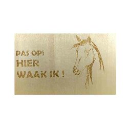 Hier Waak ik Paard  25x15 Cm ( Berkenhout )