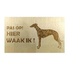 Hier Waak ik Greyhound  25x15 Cm ( Berkenhout )