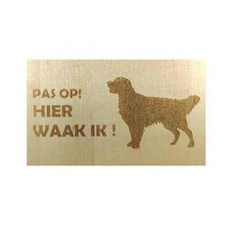 Hier Waak ik Golden Retriever  25x15 Cm ( Berkenhout )