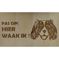 Hier Waak ik King Charles Cavalier  25x15 Cm ( Berkenhout )