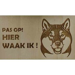 Hier Waak ik Shiba Inu 25x15 Cm ( Berkenhout )