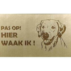 Hier Waak ik  Labrador 25x15 Cm ( Berkenhout )